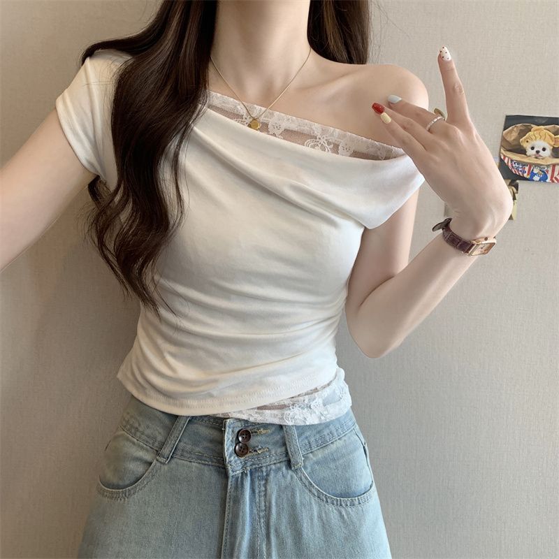 白色蕾丝拼接露肩设计短袖T恤女夏季纯欲辣妹短款一字肩荡领上衣