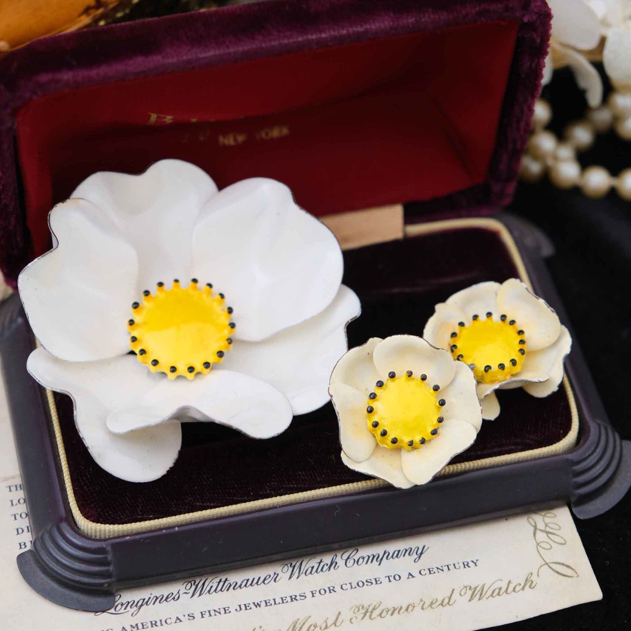 LiliaVintage古董首饰白色手绘珐琅彩黄色花蕊茶花胸针耳夹套装