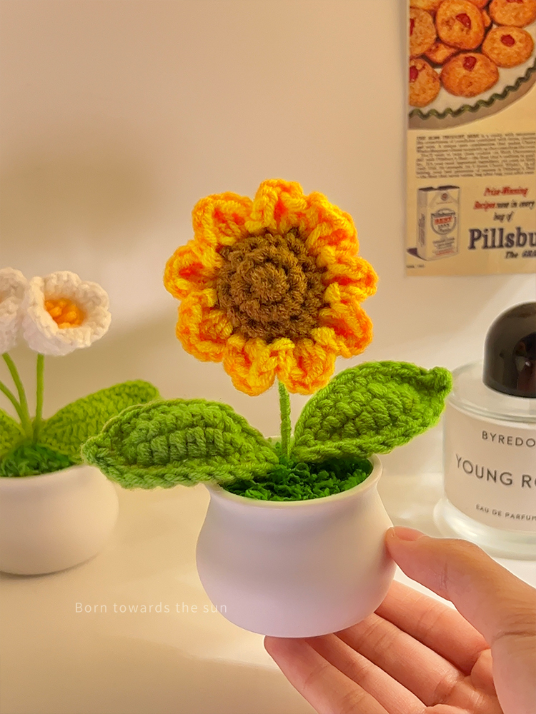 Birthday gifts: sunflower bouquet ornaments, hand-woven gifts on the tabletop, graduation gifts