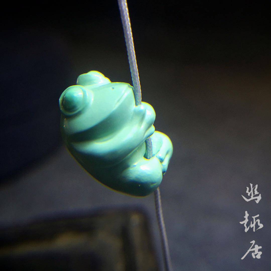 【幽趣居】原矿绿松石高瓷绿料手工雕刻创意青蛙珠背云手串配饰
