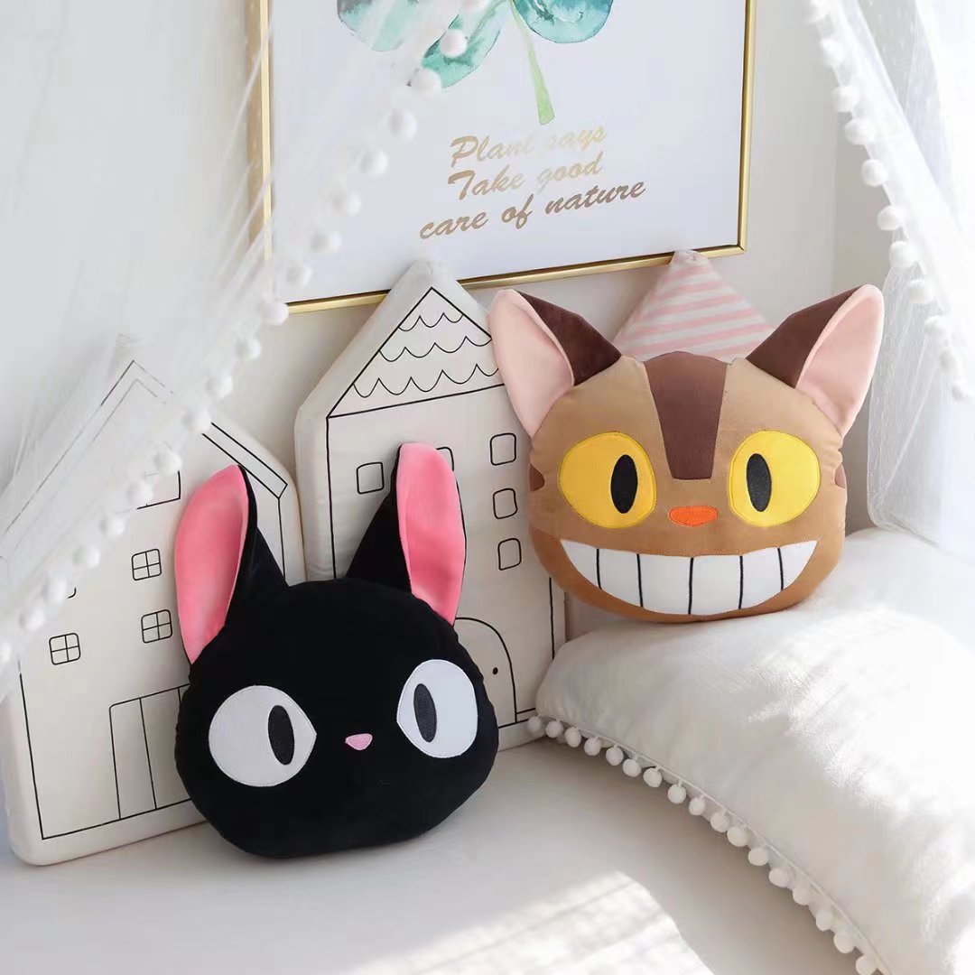 日系动漫龙猫巴士黑猫抱枕毛绒靠垫超柔软床头沙发靠枕男女生礼物