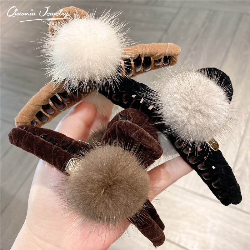 抓夹女高级感2025新款水貂毛球发夹大号后脑勺盘发鲨鱼夹秋冬发饰