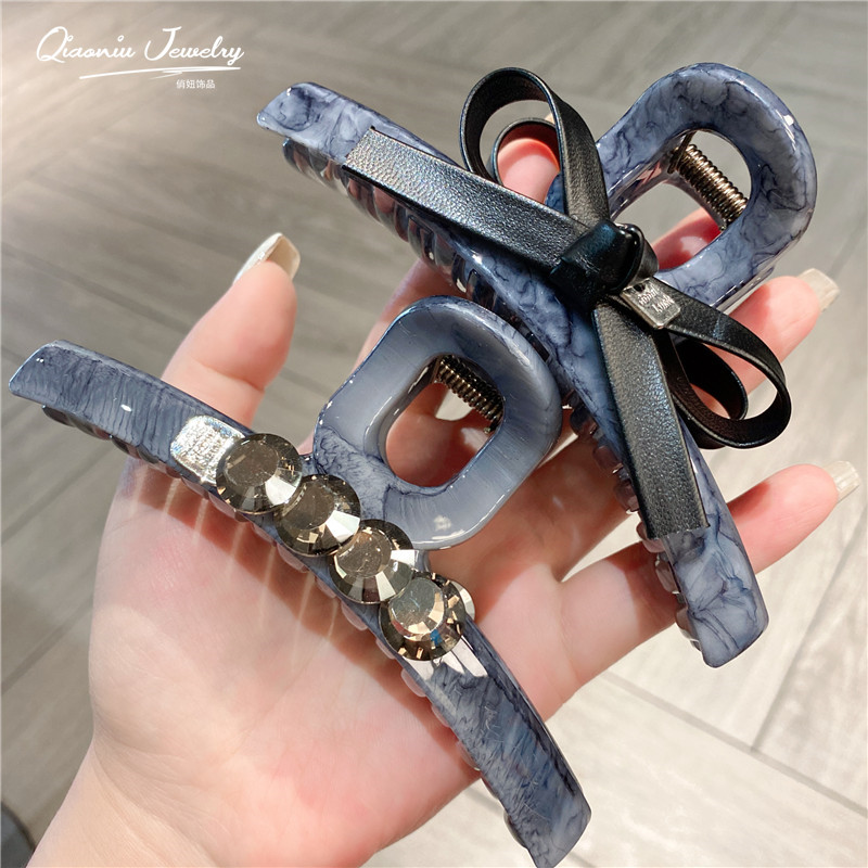 抓夹女高级感2025新款气质简约皮革蝴蝶结发夹秋优雅大号鲨鱼夹子