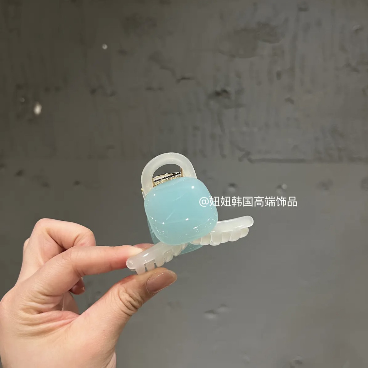 【上新]韩国原创高级树脂果冻冰透方抓夹8cm后脑勺盘发鲨鱼夹发夹