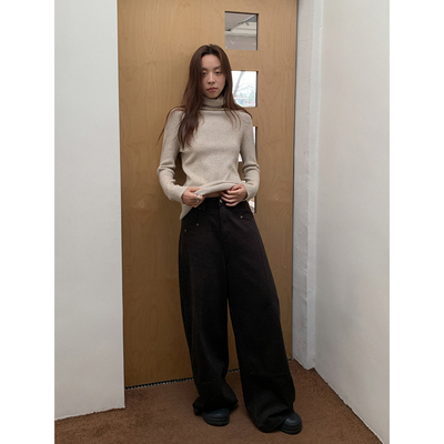 街角旧廊弧形拼接弯刀牛仔裤