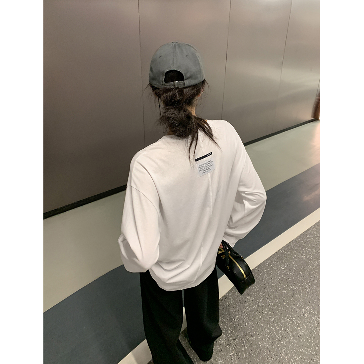 SIXI四喜家早秋 轻薄柔软透气后背小标印花长袖T恤女宽松打底衫