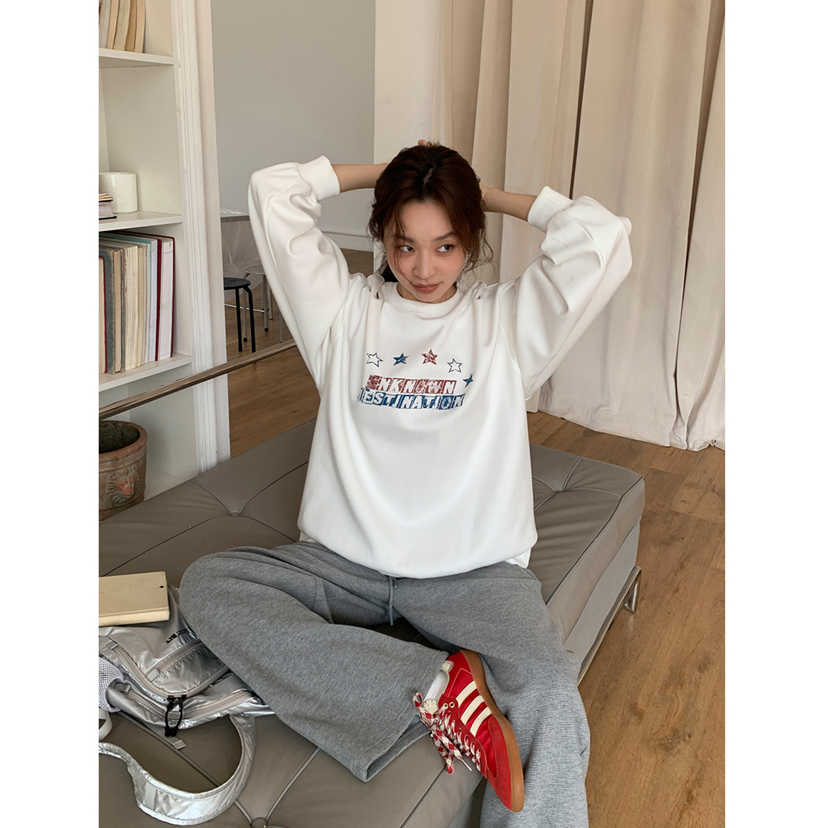 撞色字母印花圆领套头卫衣女