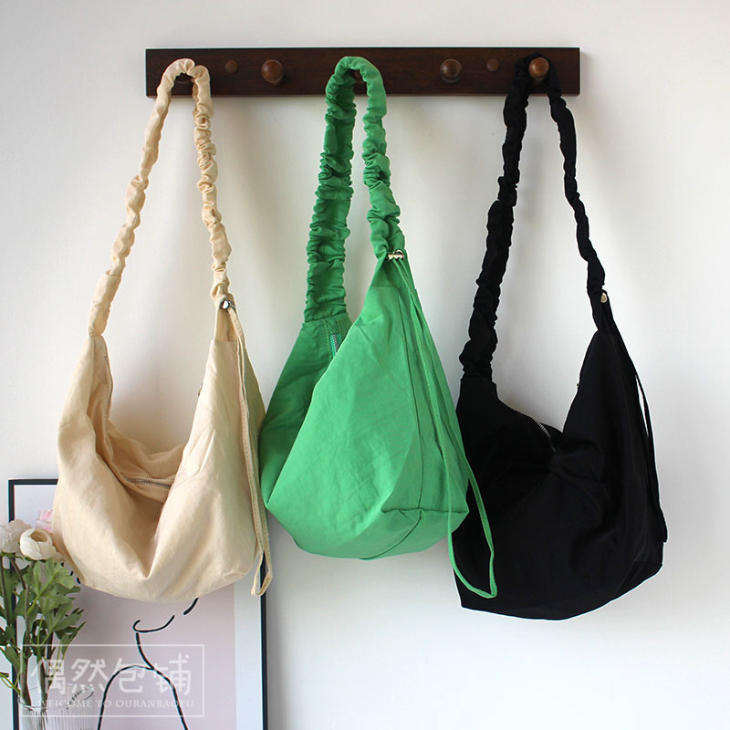 复古原创轻便抽绳肩带饺子包