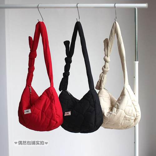 秋冬新款夹棉绗缝斜挎云朵包