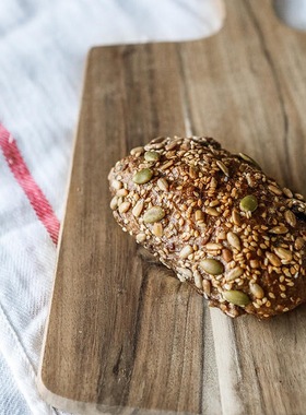 营养麦片餐包（Cereal Seed Bun）可做三明治或搭配黄油