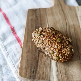 营养麦片餐包（Cereal Seed Bun）可做三明治或搭配黄油