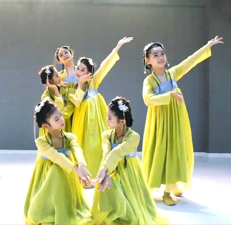 儿童古典汉服有位姑娘舞蹈服中国风春三月桃花笑襦裙胭脂妆演出服图片