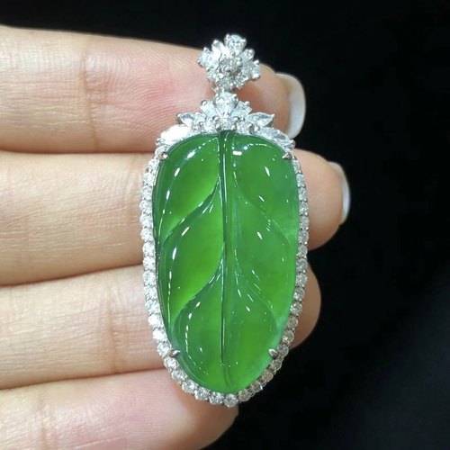 天然a货冰种阳绿翡翠镶嵌吊坠