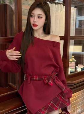 韩系2025秋冬慵懒风不规露肩俏皮不对称上衣套装女+格纹短裙