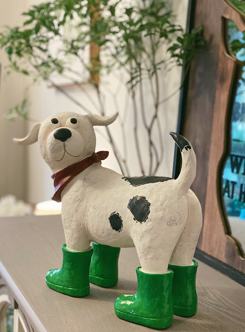 绿鞋子带红围脖小狗树脂摆件