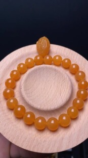 精品缅黄玉化鸡油黄色手串，6至14拍前找喜欢的尺寸。