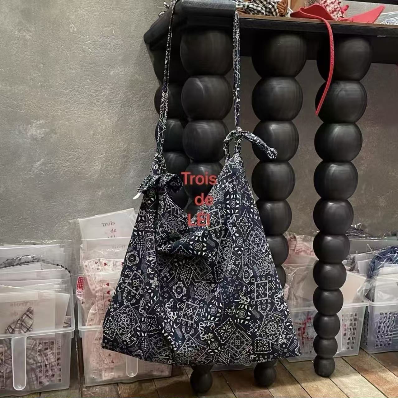 12.7韩国东大门Trois de LEI复古腰果花包包