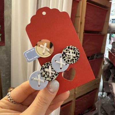 1.11韩国东大门Trois de LEI牛奶纹纽扣对夹边夹发夹