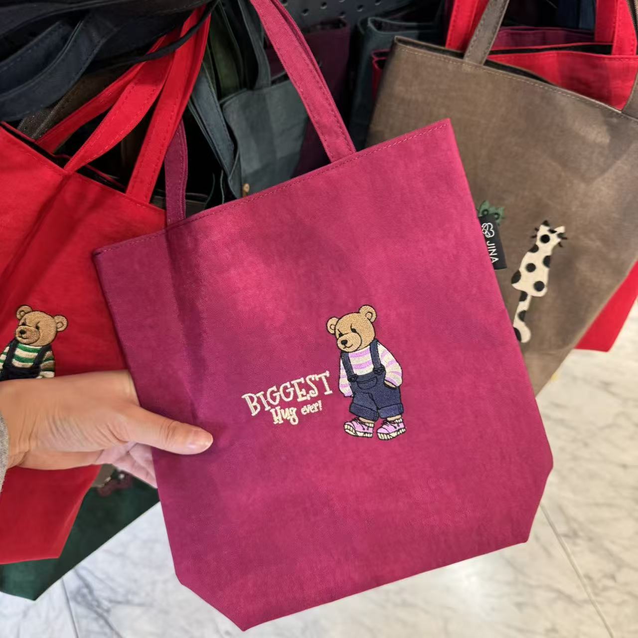 10.19韩国东大门wing刺绣小熊可爱简约手拎包