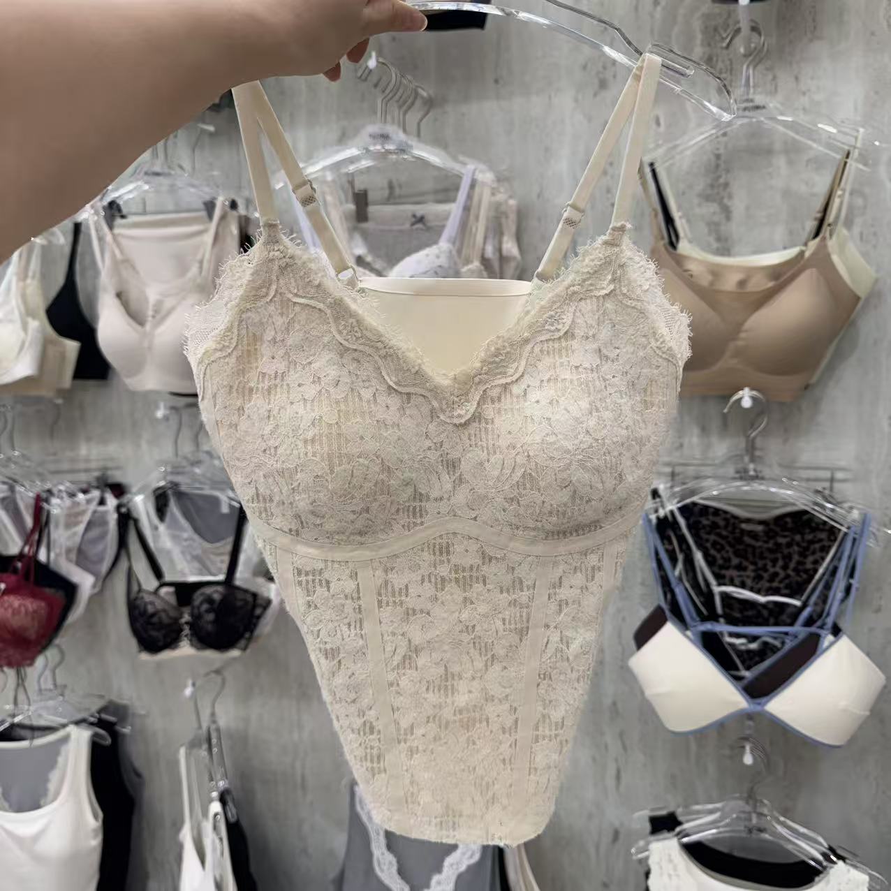 11.16韩国东大门flora蕾丝吊带背心含胸垫