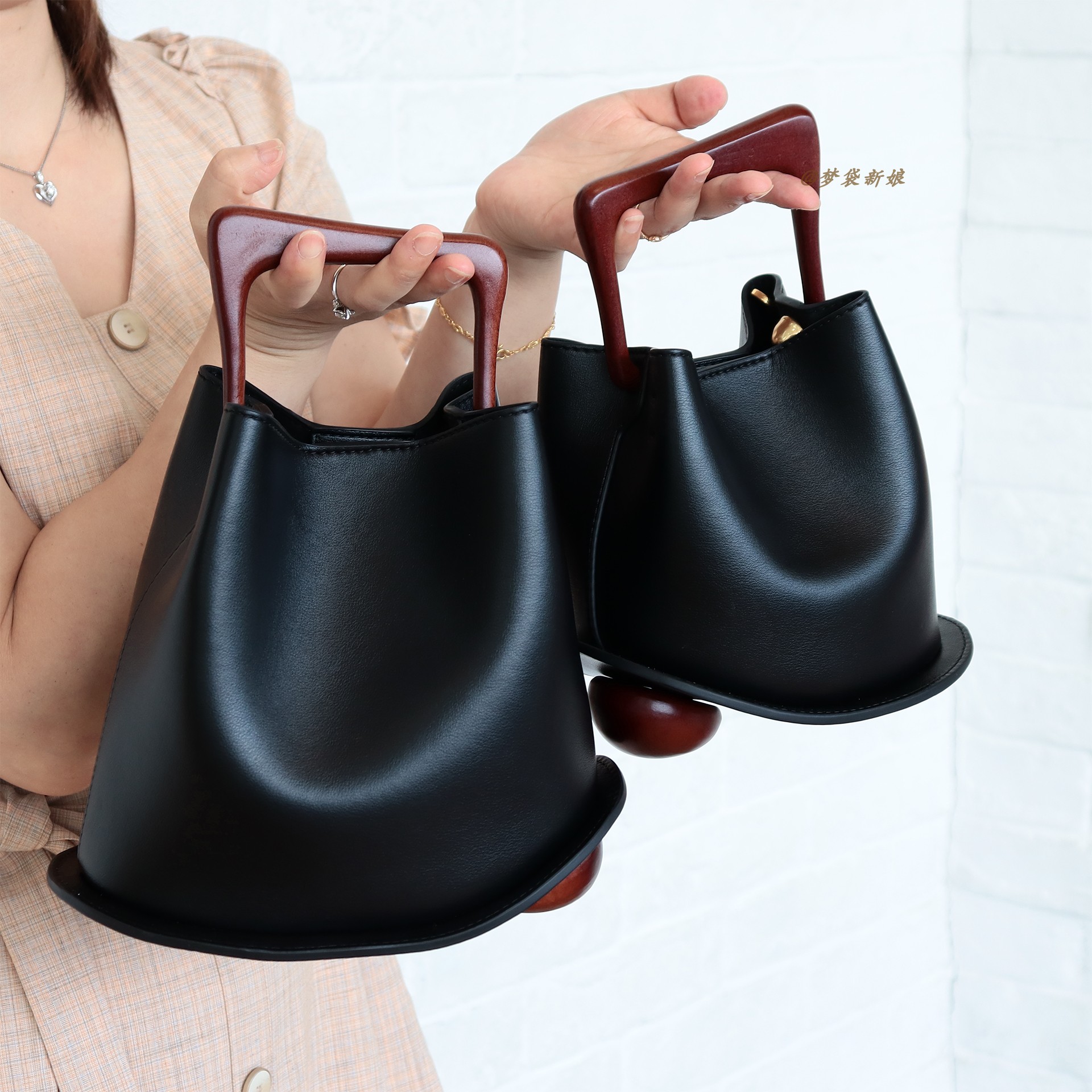 真皮木柄水桶包高级质感欧美时尚
