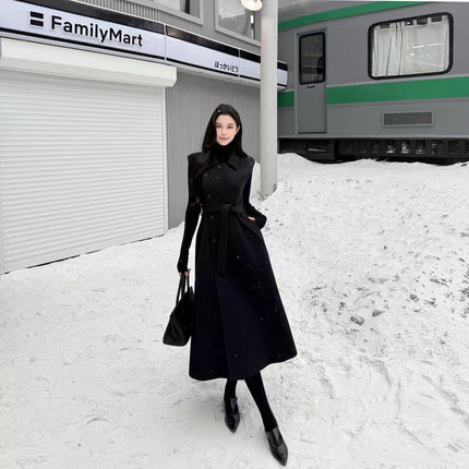 VANE时尚翻领长款系带呢料马甲裙2025冬装新款韩系显瘦百搭连衣裙