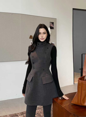 VANE时尚立领双排扣马甲裙2025冬装新款韩系百搭收腰连衣裙25322