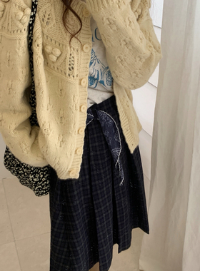 Find Time-秋季减龄重工球球镂空韩系温柔穿搭圆领针织开衫L60659