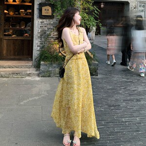 气质黄色显瘦碎花背心裙连衣裙子女夏季2025新款旅游度假穿搭长裙