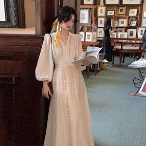 法式白色长袖连衣裙子女2025新款简单大级感早秋穿搭v领长裙