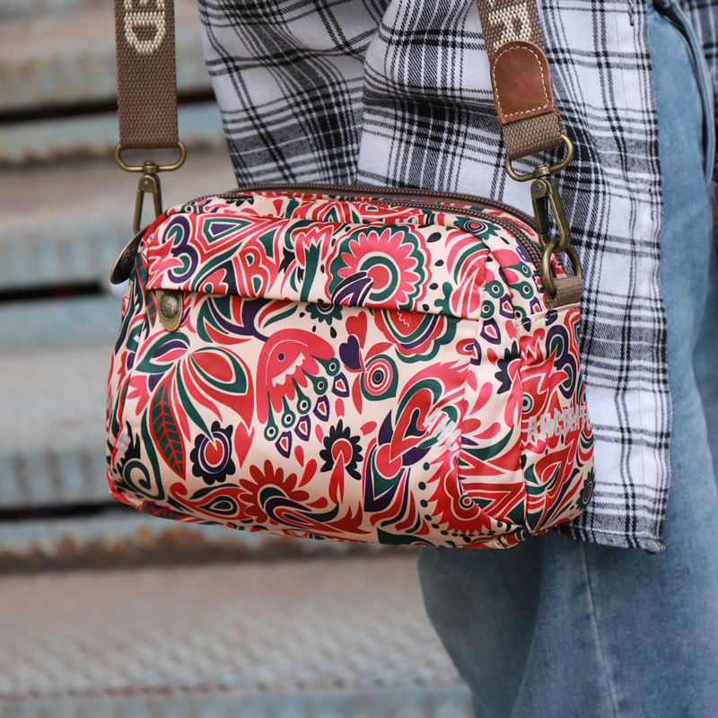 轻便印花多隔层小款单肩斜挎包