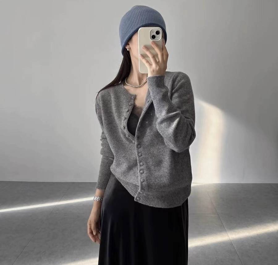 秋冬款韩版圆领百搭温柔显瘦高品质羊毛针织开衫羊毛外套女