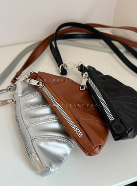 软皮牛角包零钱包收纳包挂脖项链女可爱凹造型口红耳机包百搭配饰