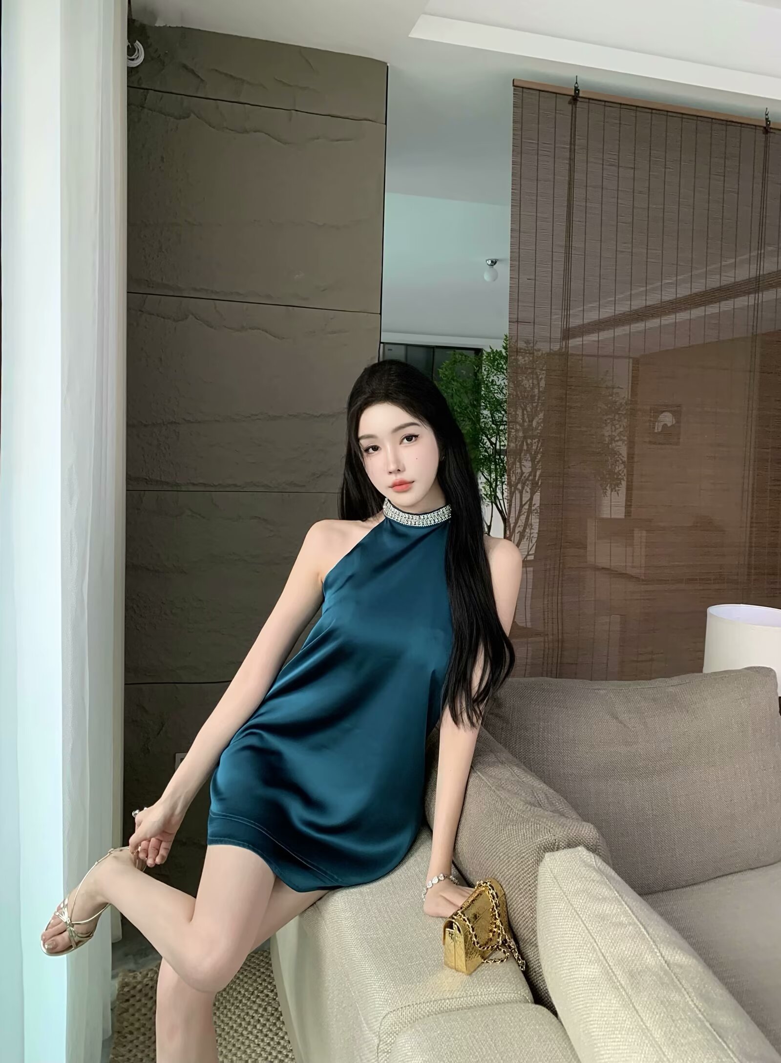 名媛闪钻缎面绿山雀高级感连衣裙