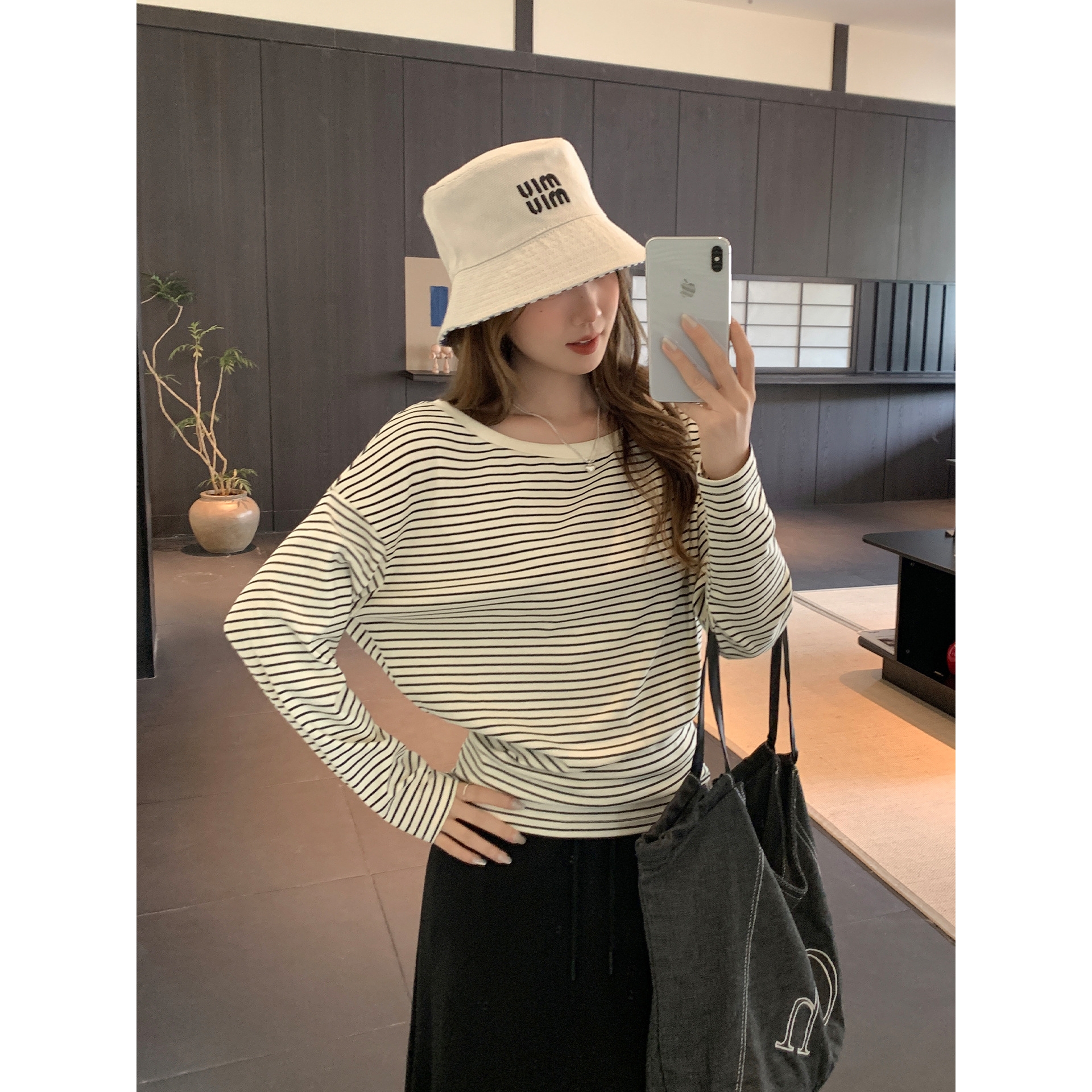 米白条纹拼接撞色斜肩长袖T恤女2025初秋新款一字领露肩内搭上衣