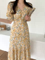 Floral dress with elegant collar