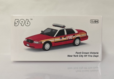 596 洛杉矶萨博班CV纽约消防局维多利亚合金车模1:64仿真车摆件