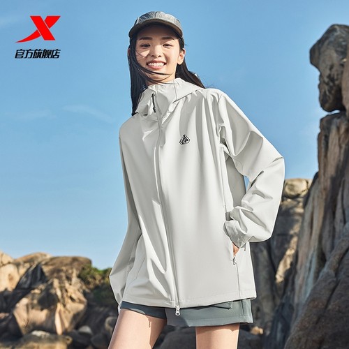 特步软壳衣女秋冬季新款风衣夹克户外冲锋衣情侣款防水防风上衣男