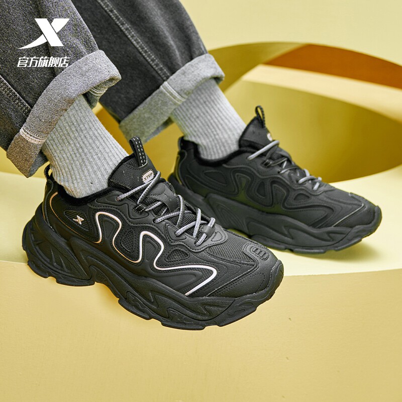 特步男鞋蝠鲼鞋棉鞋2025新款冬季加绒保暖黑色运动鞋男休闲老爹鞋