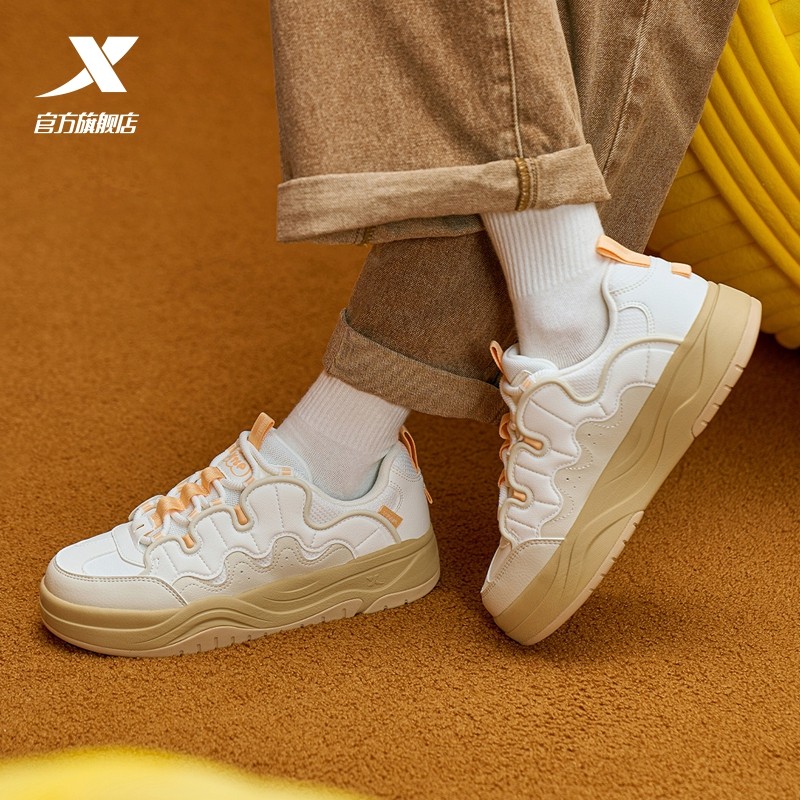 特步华夫鞋女鞋2025冬季新款皮面保暖休闲鞋运动鞋女厚底增高板鞋