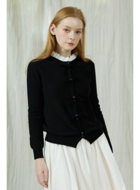 En blanc.ligne crème原创设计黑色领口花边绵羊毛开衫