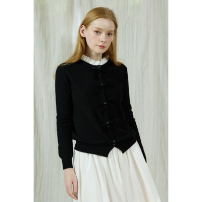 En blanc.ligne crème原创设计黑色领口花边绵羊毛开衫