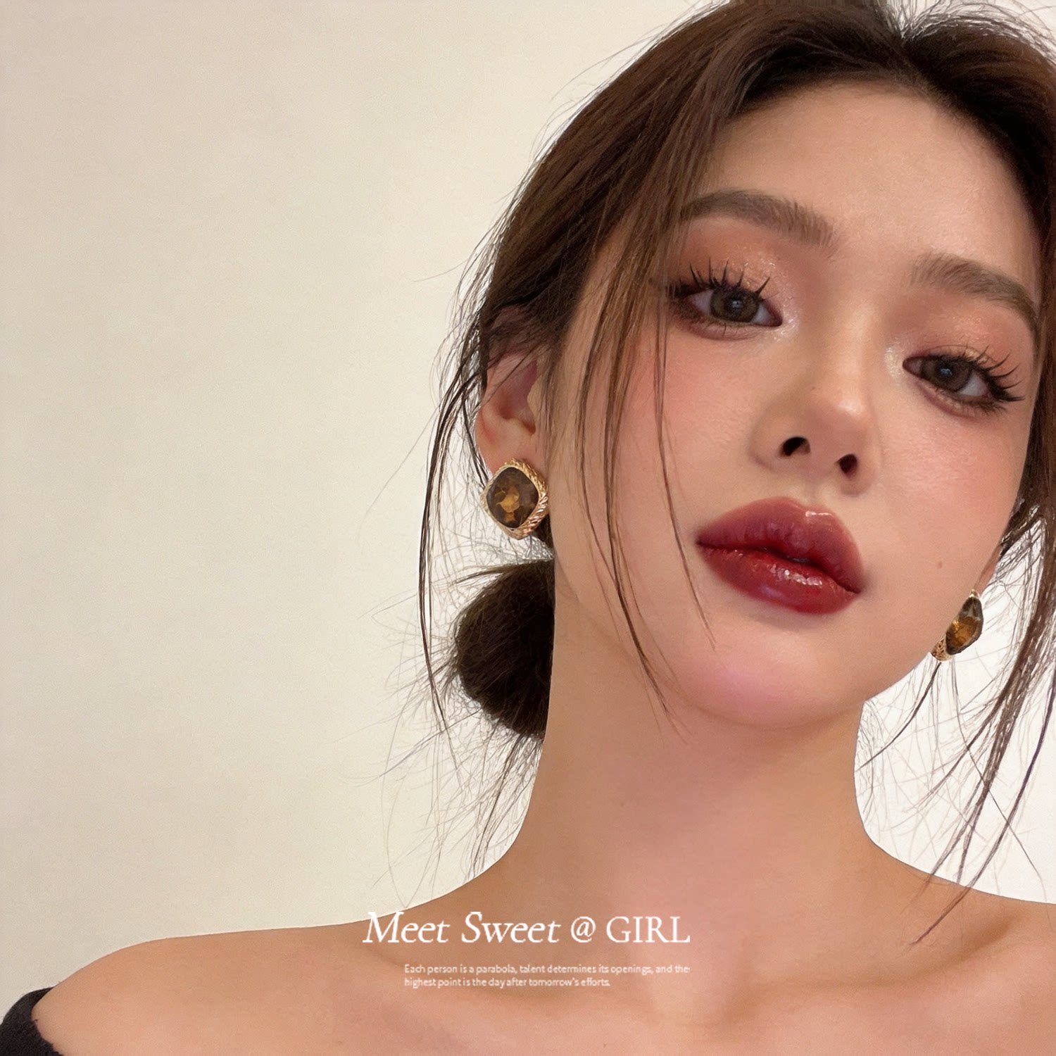 美拉德复古水钻菱形褶皱耳钉