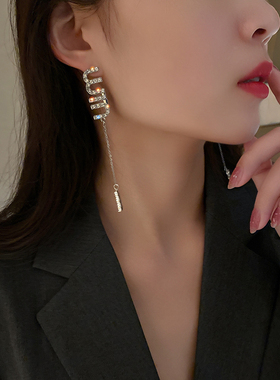 字母流苏nyu nyu耳环2025新款爆款耳钉长款耳坠轻奢高级感耳饰女