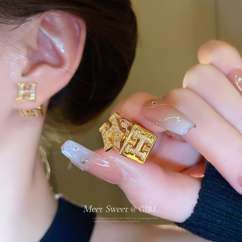 轻奢高级感字母金色耳环女