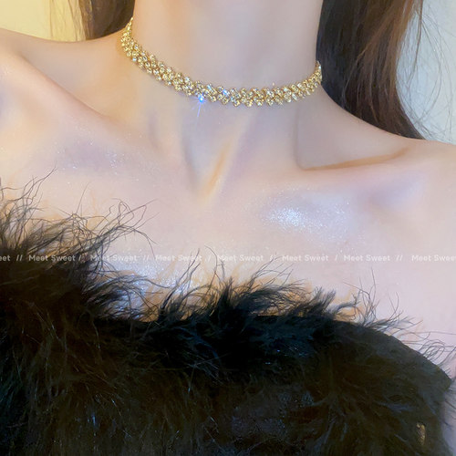 金色项链女晚礼服高级感