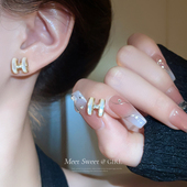 高级感字母耳钉新款 2025爆款 气质耳环小巧精致设计感小众独特耳饰