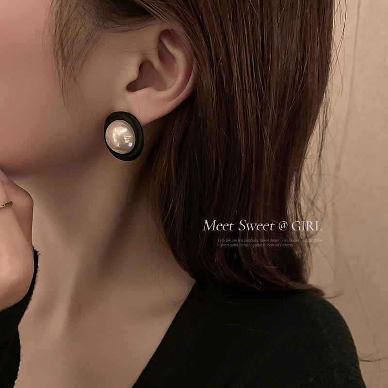 耳环2025新款爆款高级感气质黑色小香耳钉珍珠赫本风复古耳饰女