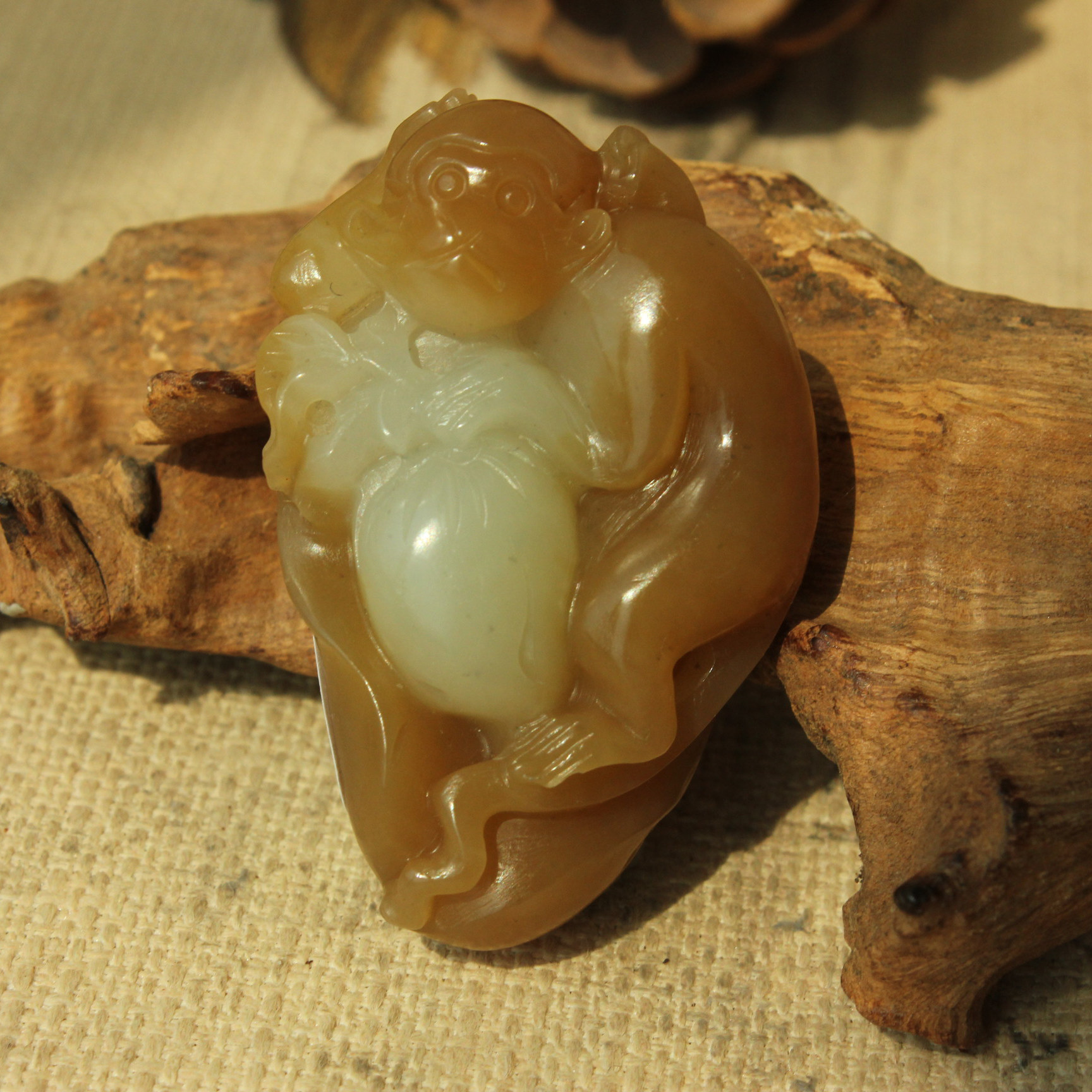 王实斋珠宝/新疆和田玉糖白玉灵猴献寿一夜封侯挂件吊坠白润F752