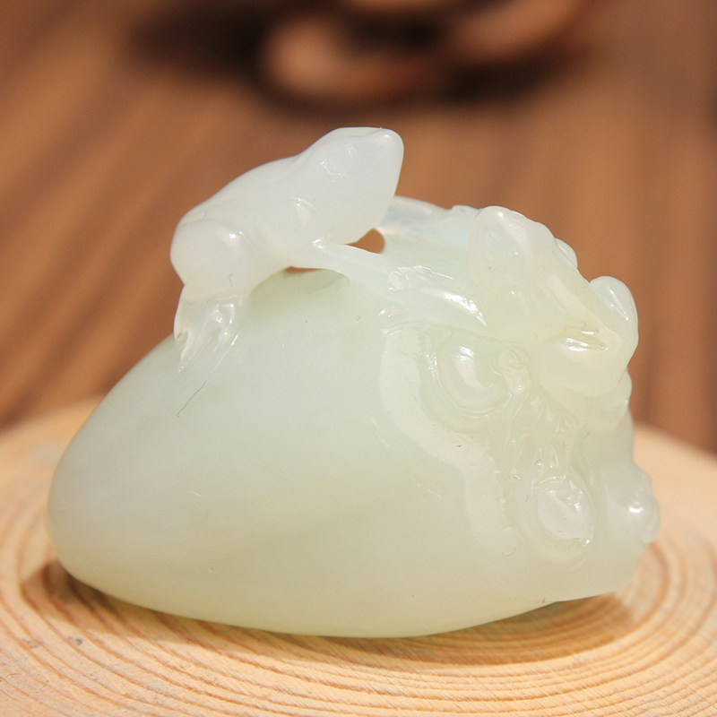 王实斋珠宝/新疆和田玉糖白玉呱呱来财莲藕挂件吊坠精雕油润AM3